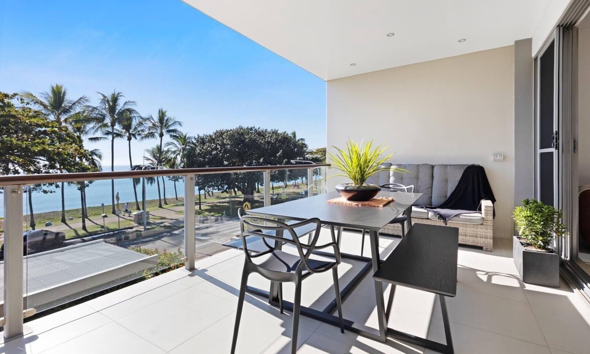 North Ward Apartment | Beachfront Bliss on The Strand 3BR Pool and Parking