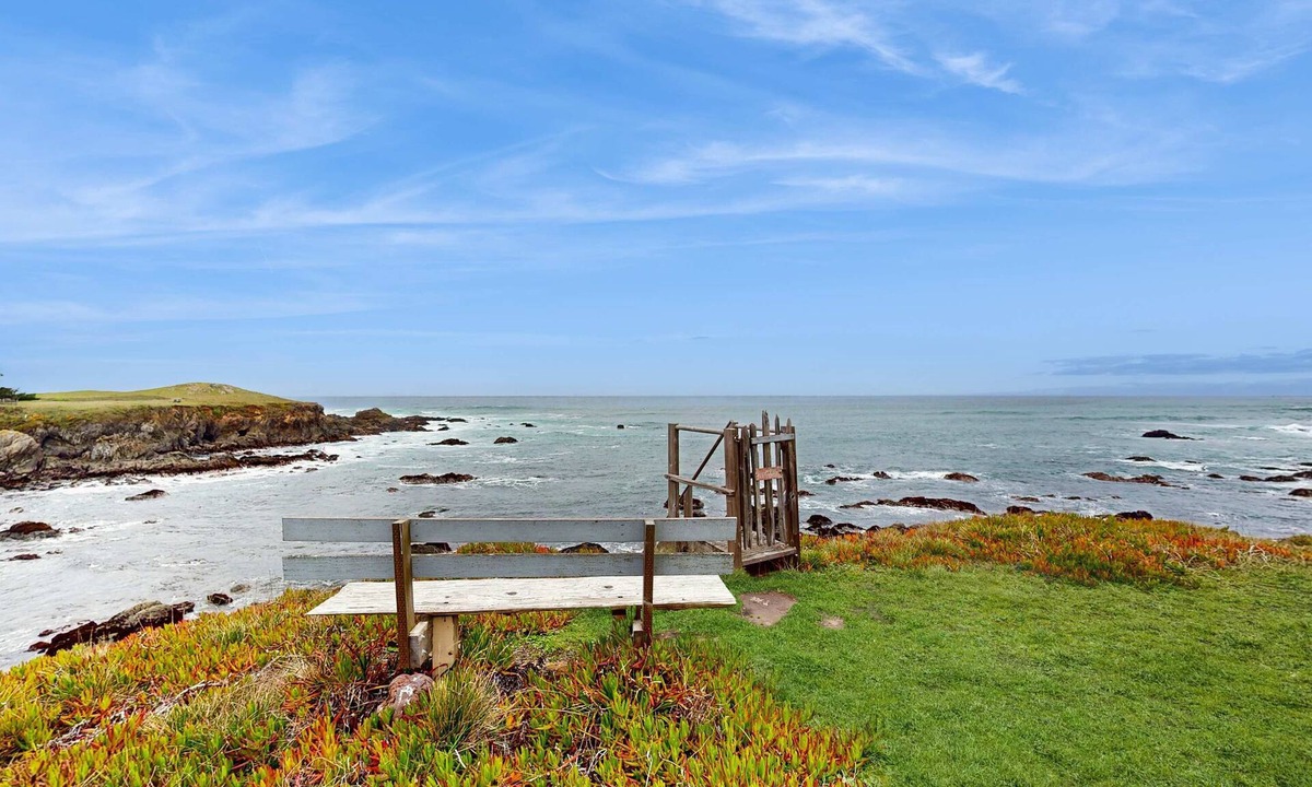 Fort Bragg House | Beachfront Bliss with Ocean Views, Tub, & BBQ
