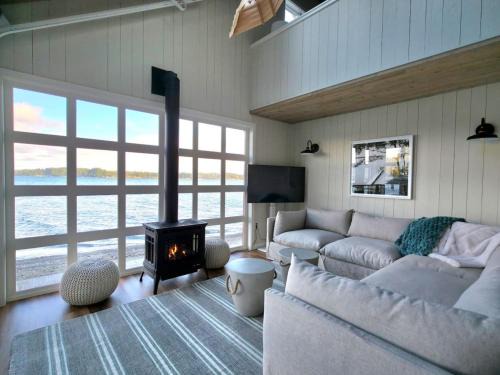 Bremerton House | Beachfront cabin, dock, water views