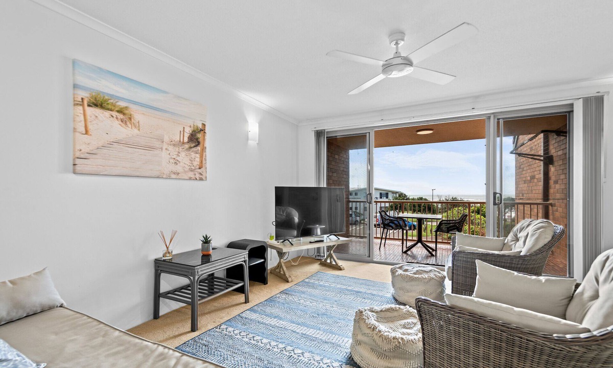 Tugun Apartment | Beachfront Coastal 2BR Retreat w/Balcon