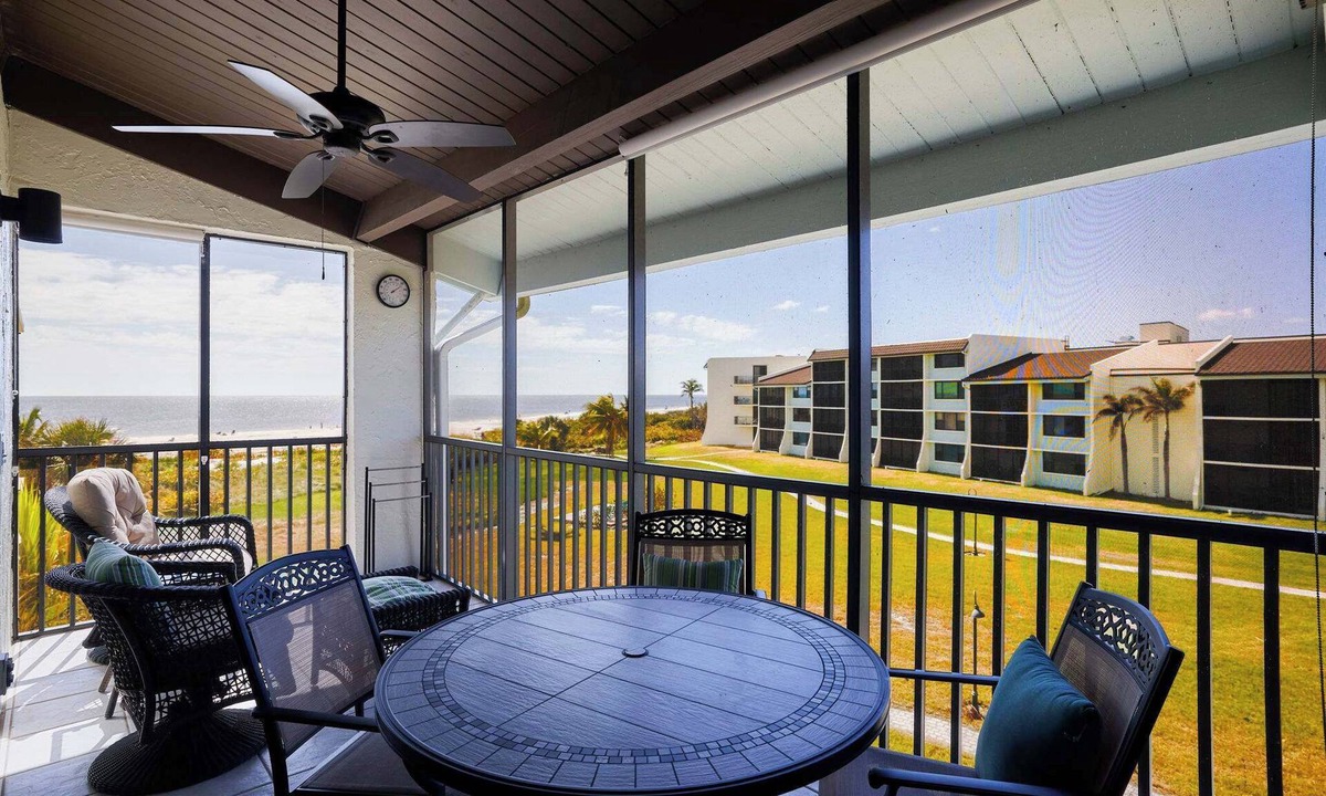 Sanibel Apartment | Beachfront Condo at Loggerhead Cay with Vaulted Ceilings