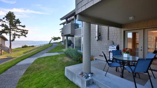 Freeland House | Beachfront Condo - Mutiny Bay by AvantStay Views