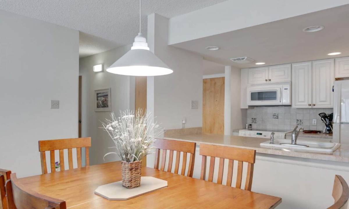 Southend Condo | Beachfront Condo With Pool