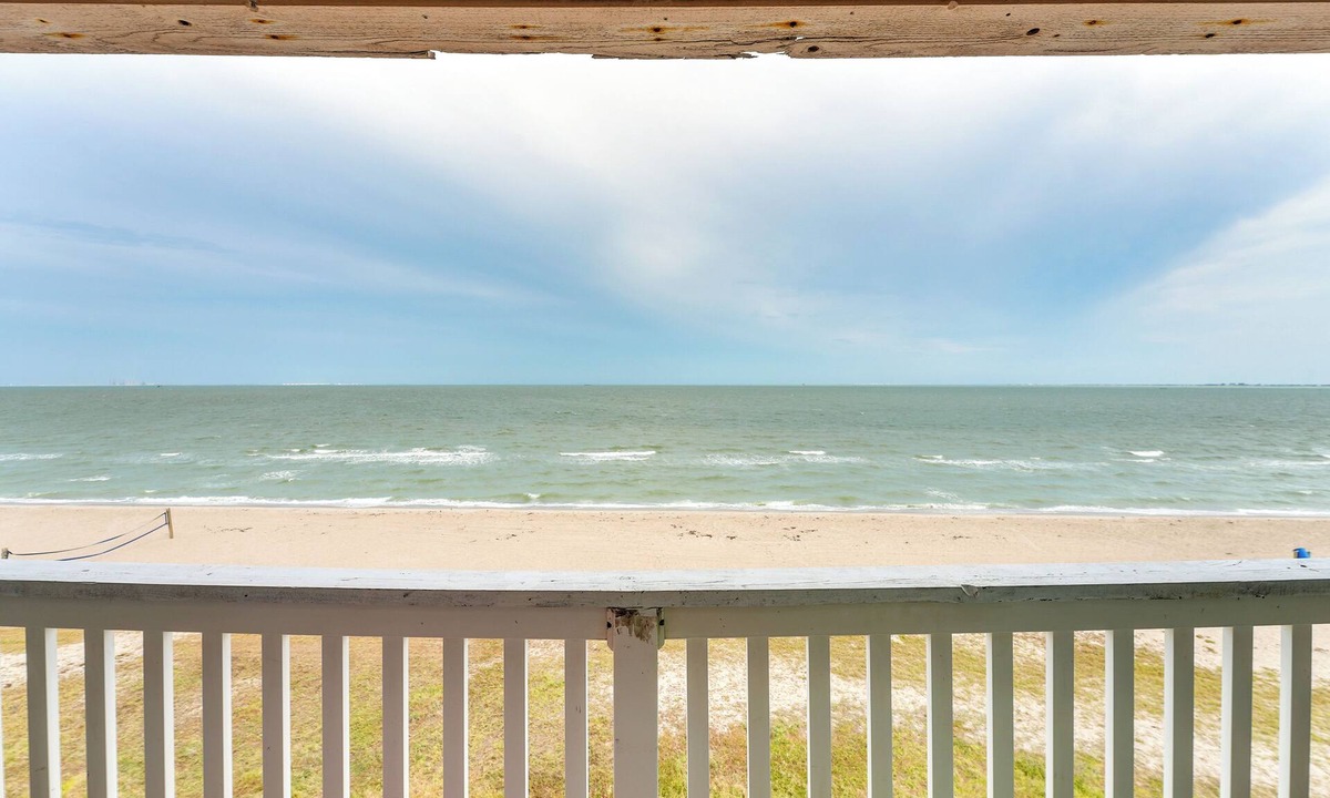 North Beach Apartment | Beachfront Corpus Christi Condo w/Pool Access!