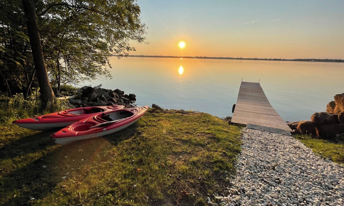 Cressy House | Beachfront Cottage in Prince Edward County