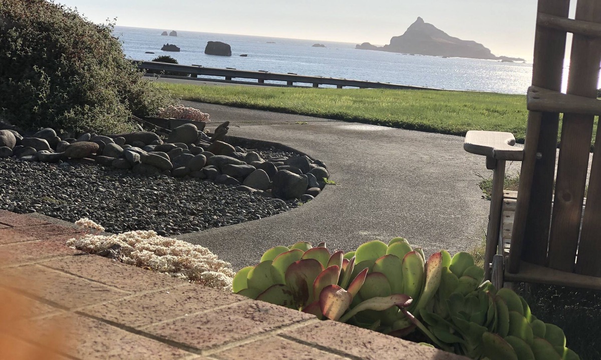 Crescent City North House | Beachfront Cottage with Fantastic View