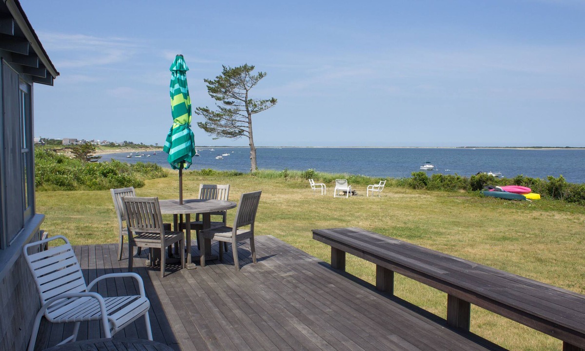 Pocomo Cottage | Beachfront Cottage with Amazing Sunset views & Quiet Setting.