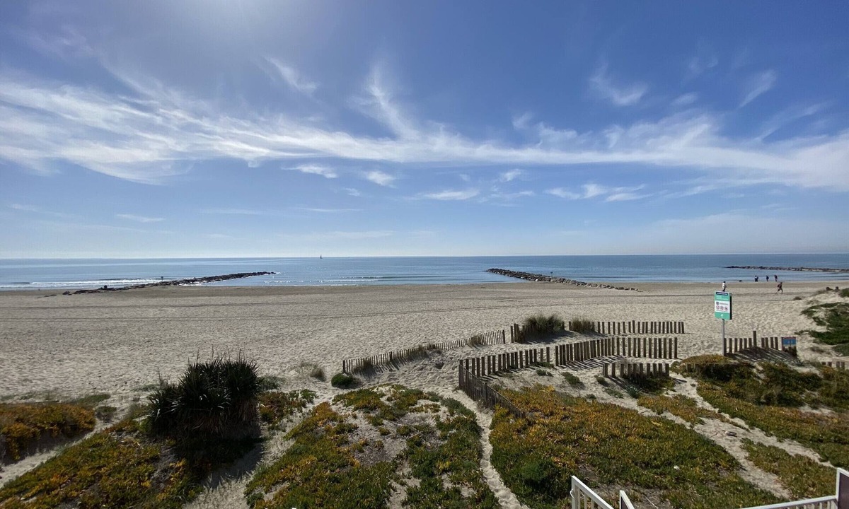 Carnon-Plage Apartment | Beachfront Duplex F3, 6 Sleeps, WiFi, Parking, Pets Allowed – 15 min from Montpellier