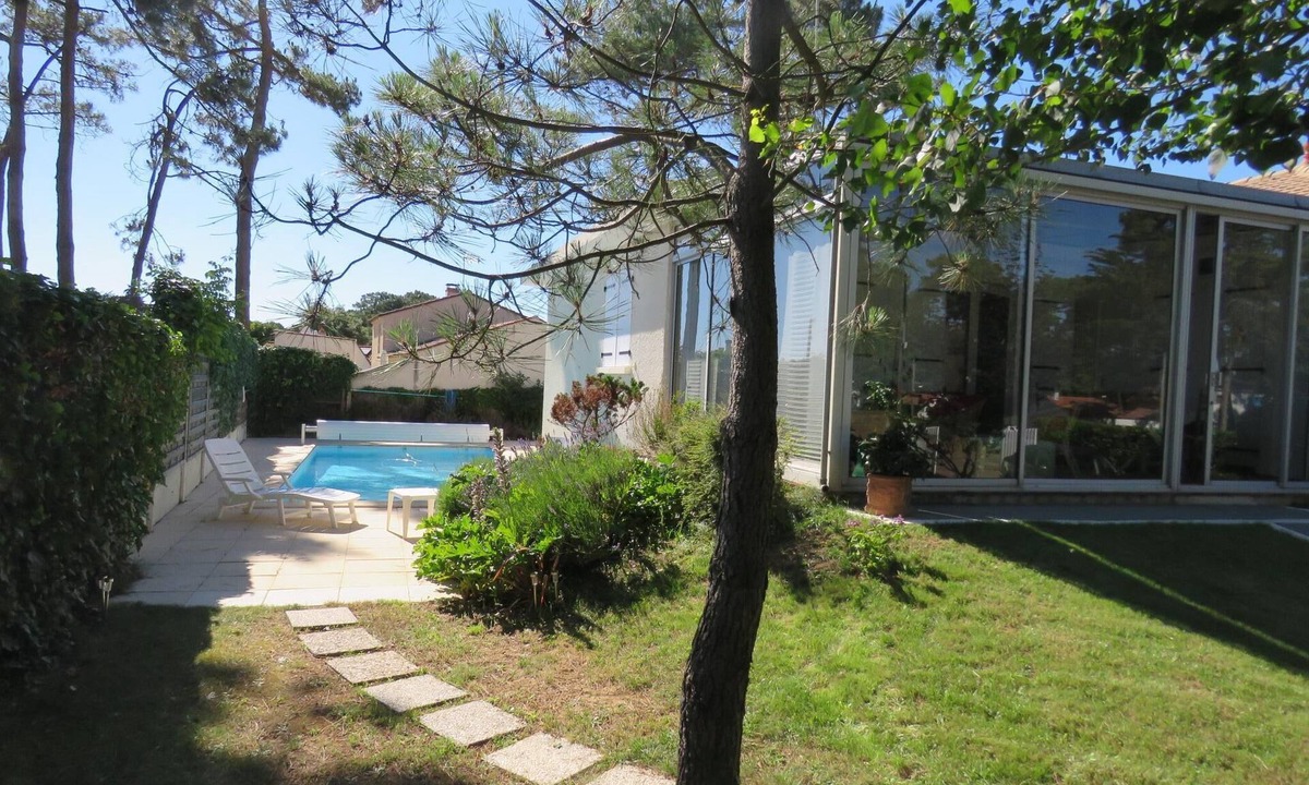 Jard-sur-Mer House | Beachfront family villa with pool