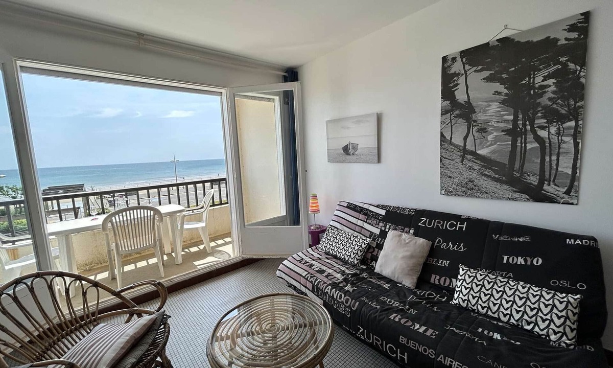Saint-Jean-de-Monts Apartment | Beachfront 2-Bed Apt with Ocean View, Close to Amenities, Sleeps 6