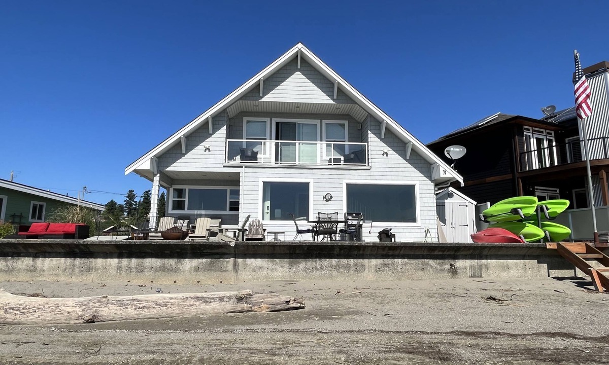 Priest Point House | Beachfront Getaway - The Beach House on Priest Point