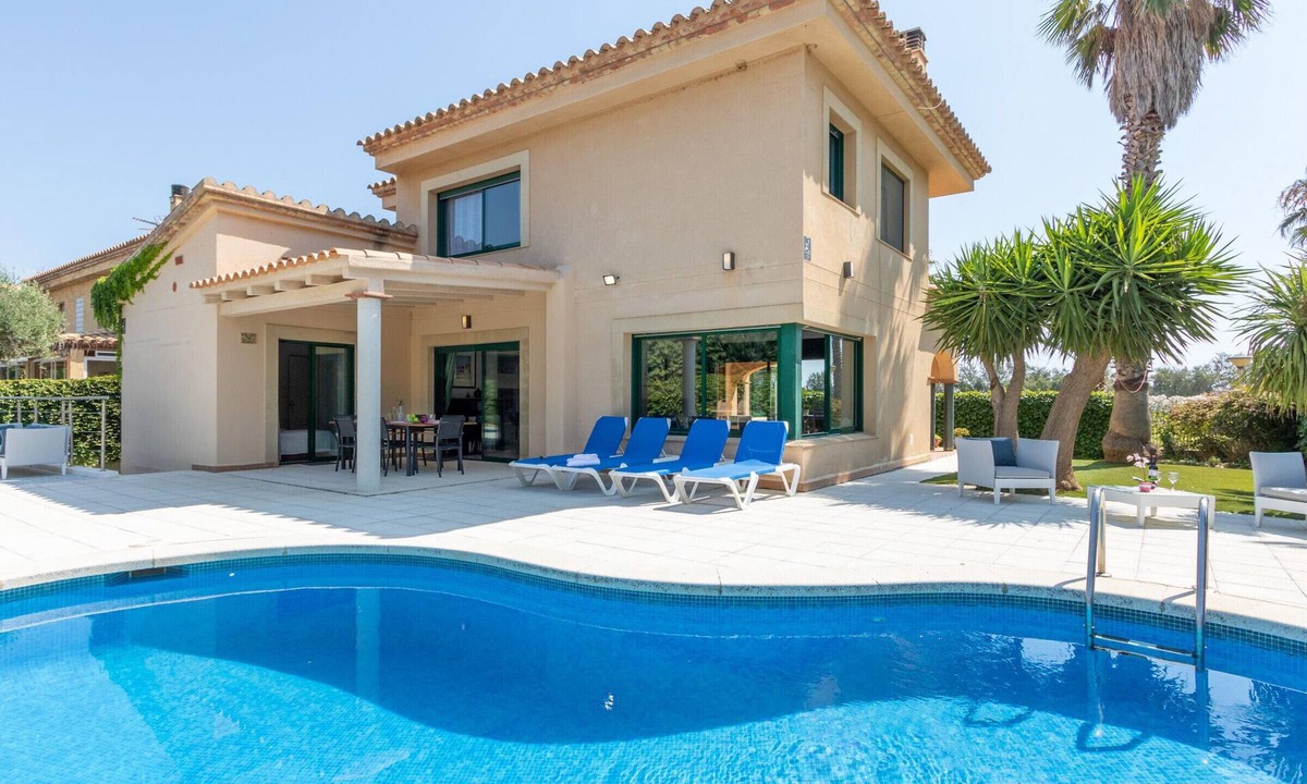 Sant Pere Pescador House | Beachfront House: Pool, A/C, Wi-Fi, BBQ, Garden, Sleeps 8, Parking
