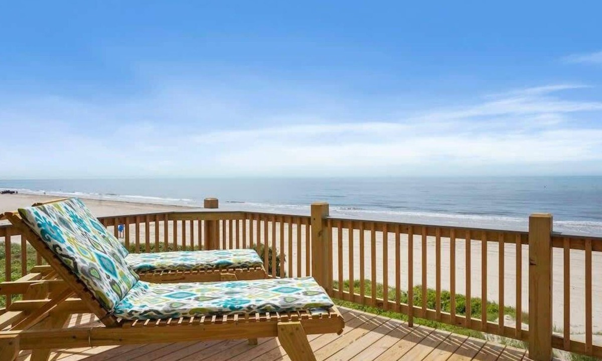 Gilchrist House | Beachfront Home Steps to Sand Sleeps 10