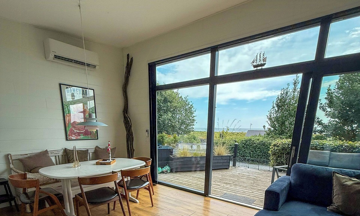 Flovt Strand House | Beachfront holiday home with sea view for 6 guests