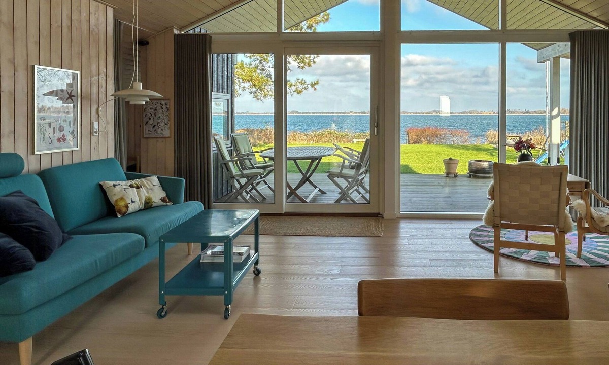 Mesinge House | Beachfront holiday home near Dalby Bay