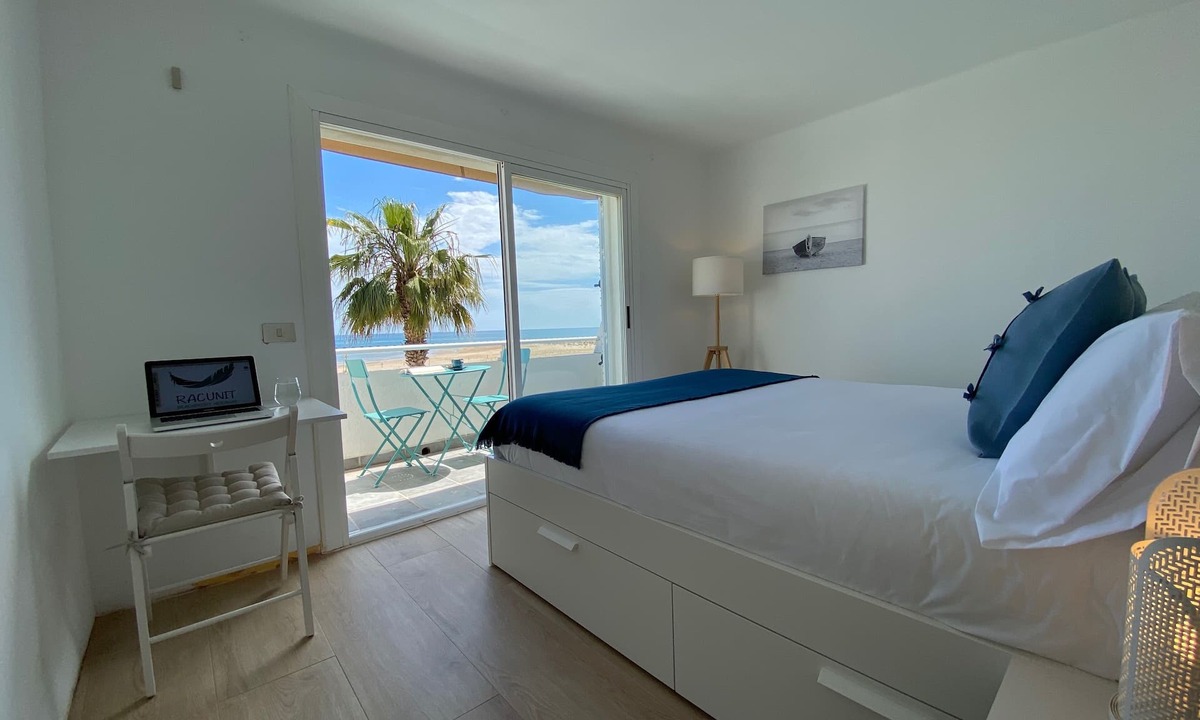 Cunit House | Beachfront Home · 5 Steps to the Sand · Large Private Terrace with Pergola · AC