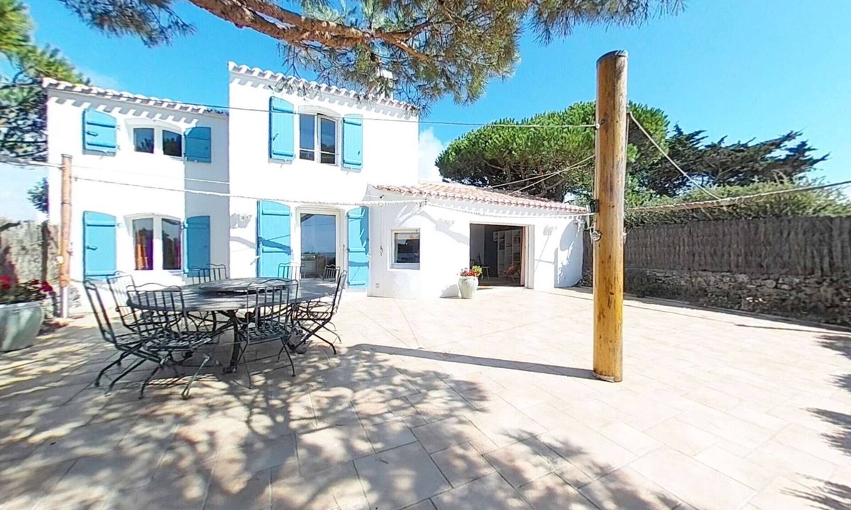 La Gueriniere House | Beachfront Home with Terrace & Stunning Sea Views - 7 Guests