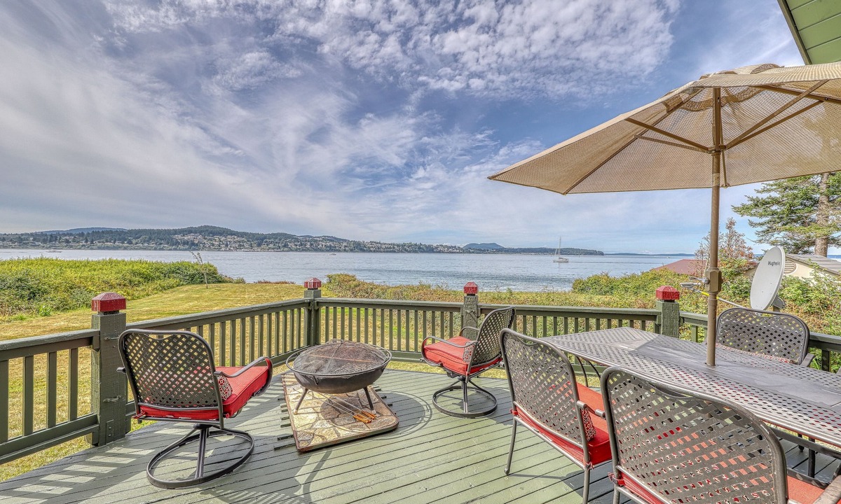 Anacortes Cabin | Beachfront home with firepit & breathtaking water views
