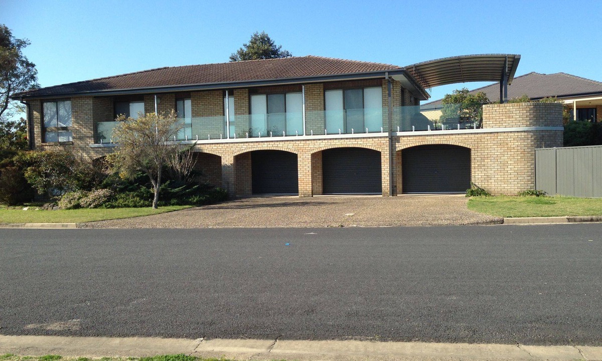 Maloneys Beach House | Beachfront house with panoramic water views
