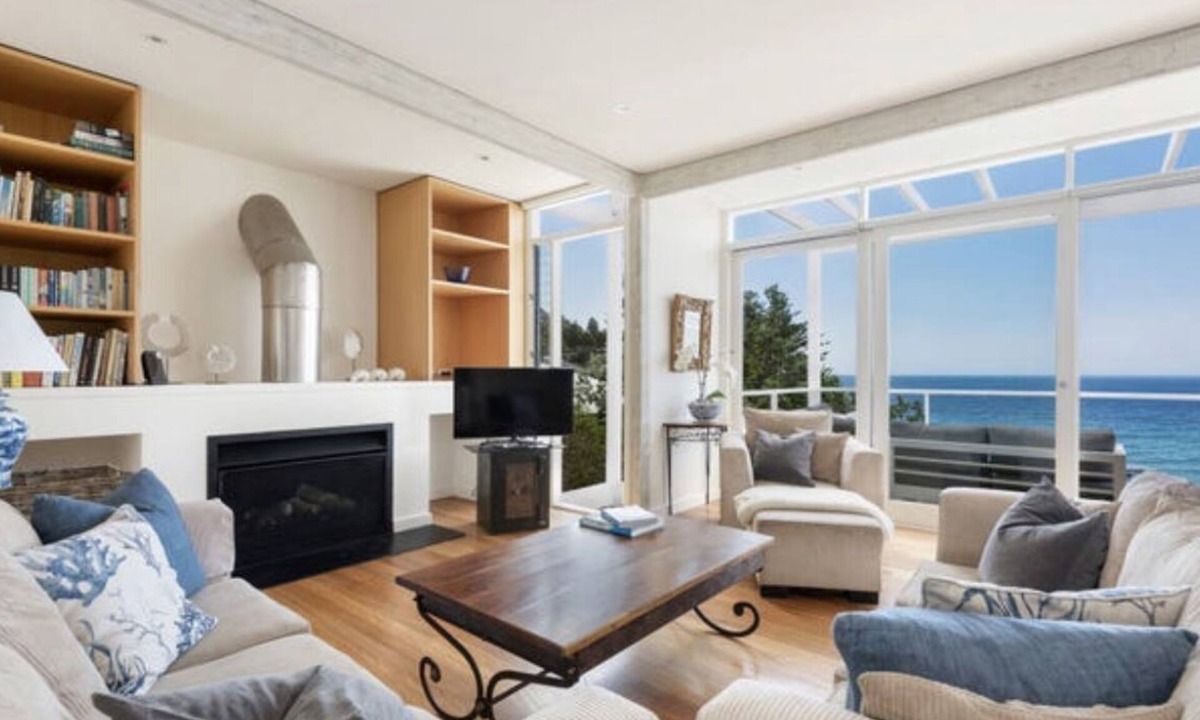 Palm Beach House | Beachfront house with direct access to Whale Beach!