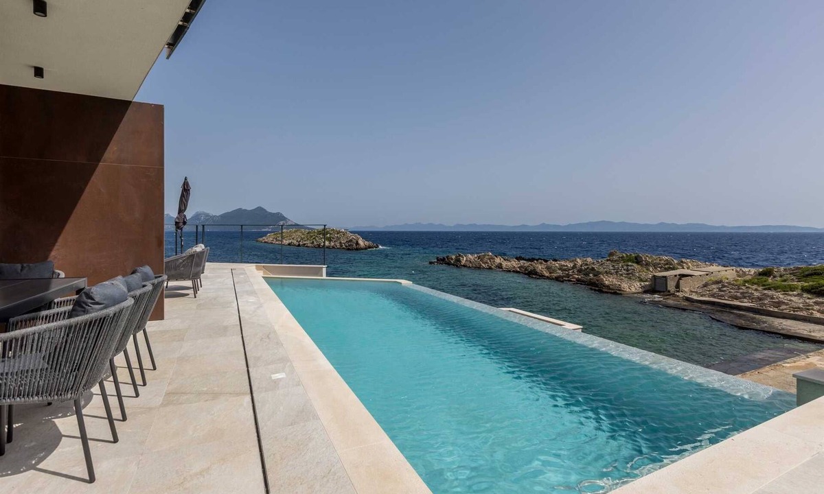 Orebic Villa | Beachfront Villa Riviera with heated Pool, Sauna & Fitness