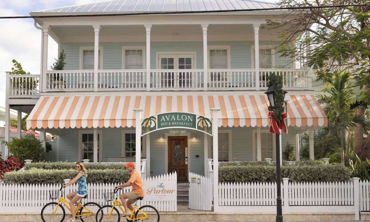Uptown - Upper Duval Hotel | Beachfront Key West + Free Breakfast, Bar & Pool
