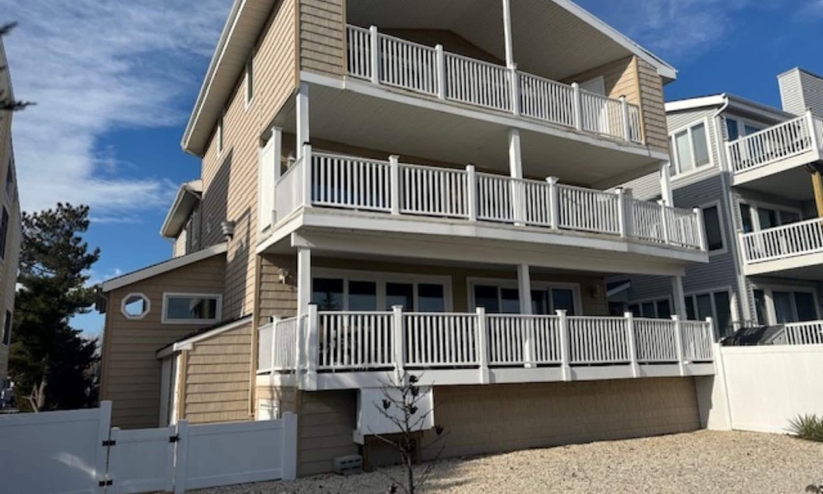 Southend Condo | BEACHFRONT LARGE SOUTHEND 3 BEDROOM 2 BATH CONDO