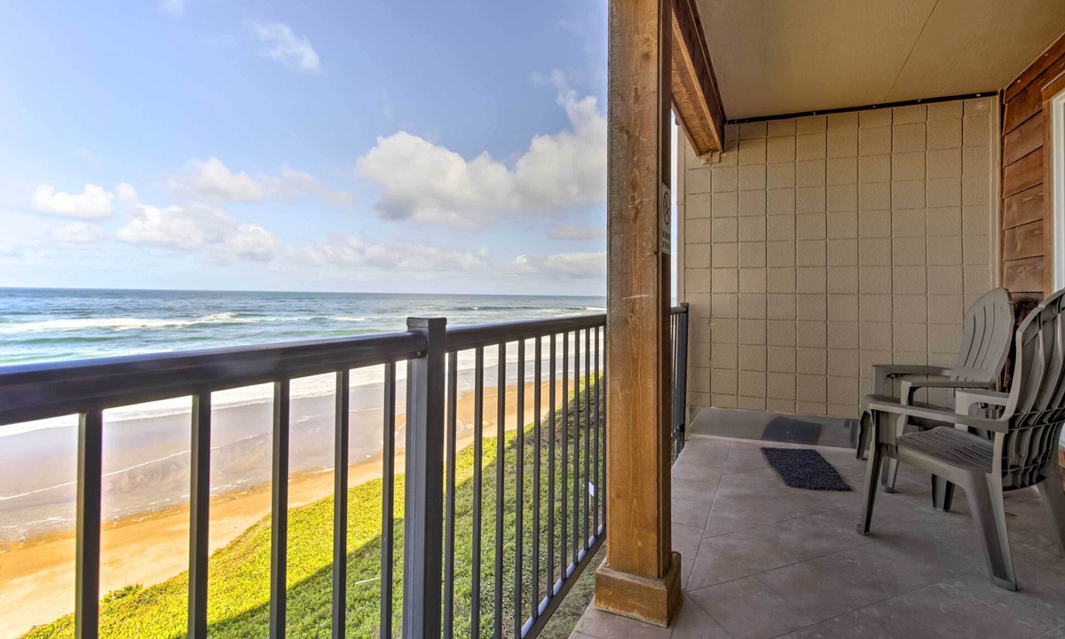 Lincoln Beach Condo | Beachfront Lincoln City Condo-Patio & Pool Access!