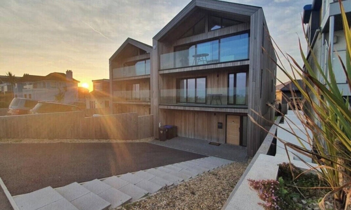 Shoreham-by-Sea House | Beachfront luxury modern open plan Townhouse.