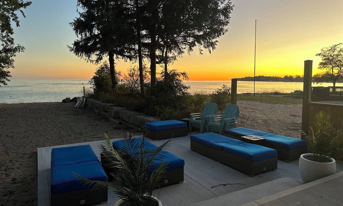Dunnville House | Beachfront Luxury Lake Erie Ont. *Sleeps 14* HOT TUB. Great for Hosting Groups