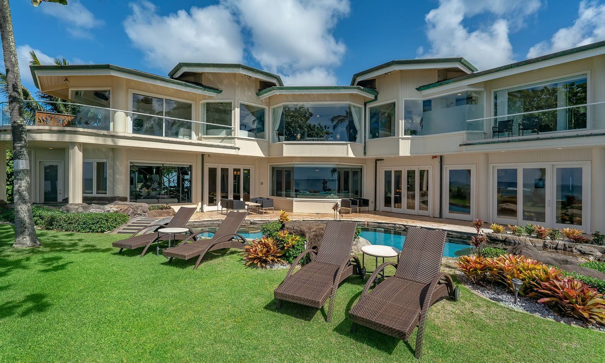 Pupukea House | Beachfront Luxury Property with Pool