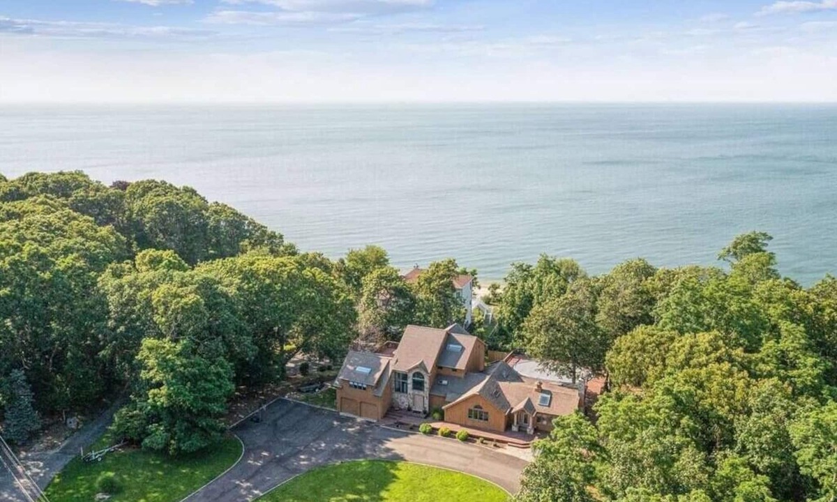 Long Island House | BEACHFRONT MANSION PRIVATE PATH TO PRIVATE BEACH