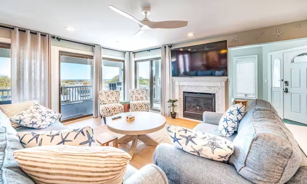 Gold Coast Condo | BEACHFRONT on BOARDWALK! 5BR/3BA, linens included, beach tags, beach gear!