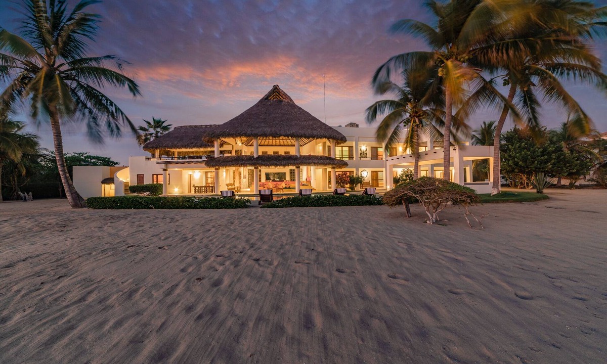 Barra de Colotepec Villa | Beachfront Open-Air Oasis