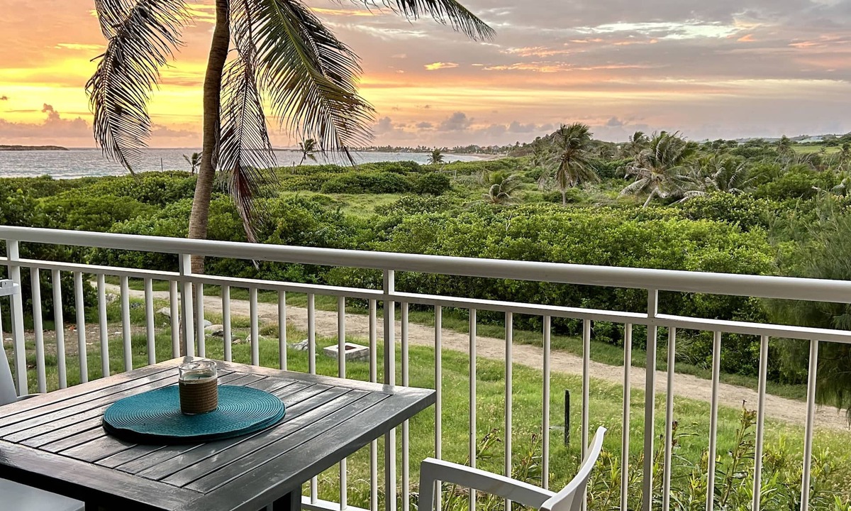 Orient Bay Condo | Beachfront Orient Bay 1‑BR Condo Mont Vernon Balcony Pool Fast Wi‑Fi