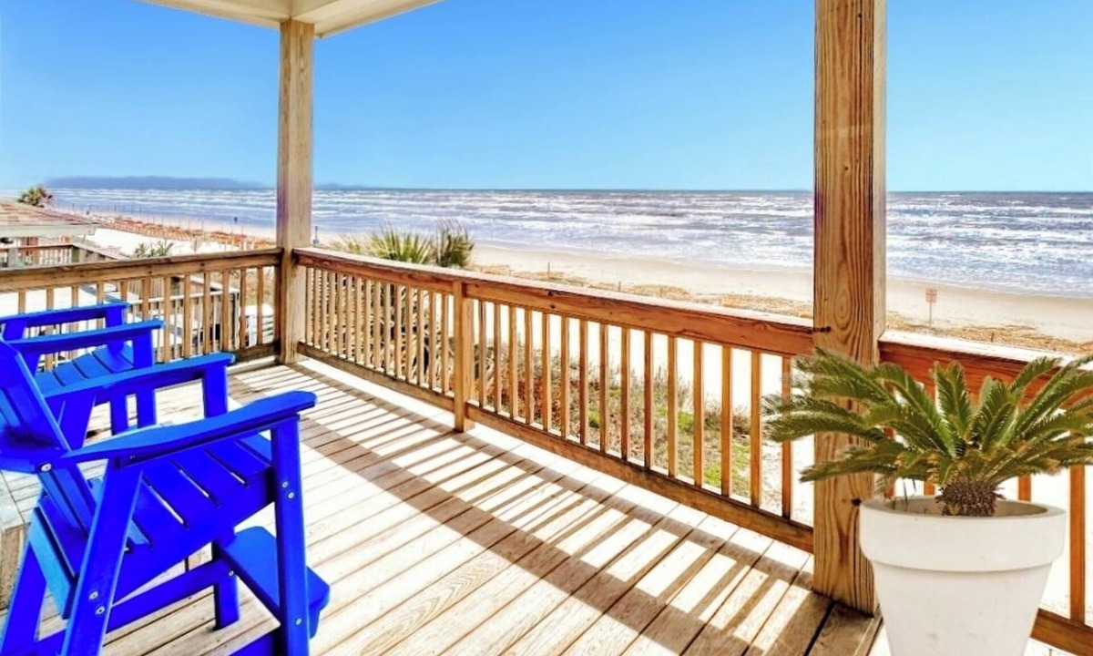 Bermuda Beach House | Beachfront Panoramic Gulf Views Close to Seawall