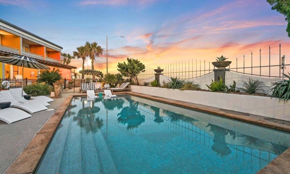 San Jacinto Condo | Beachfront | Pool | Hot Tub