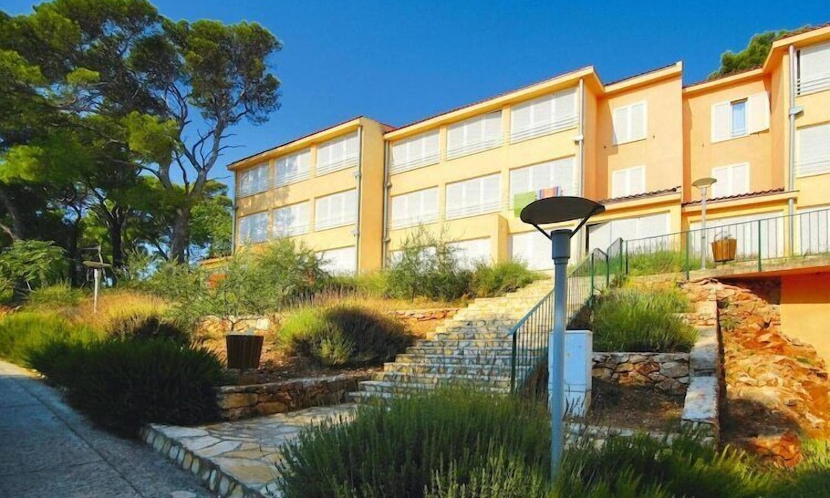 Island Hvar Apartment | Beachfront Resort Suite in Jelsa
