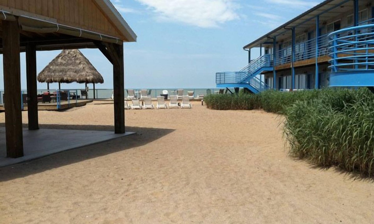 Port Clinton Hotel | Beachfront Resort