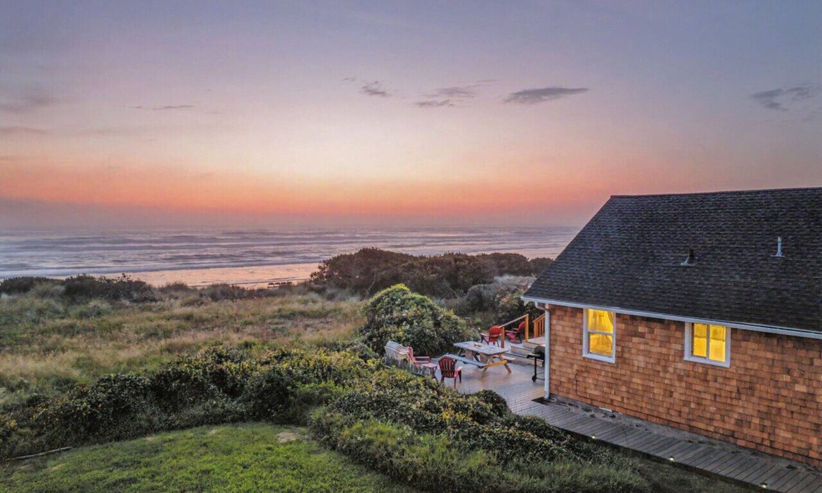 Rockaway Beach Cottage | Beachfront retreat with hot tub | Dog-friendly