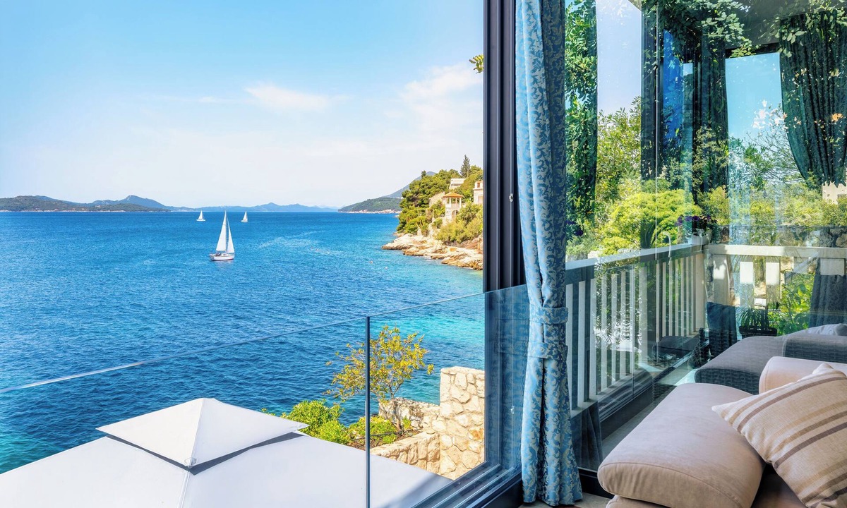 Lozica Apartment | Beachfront Royal Suite