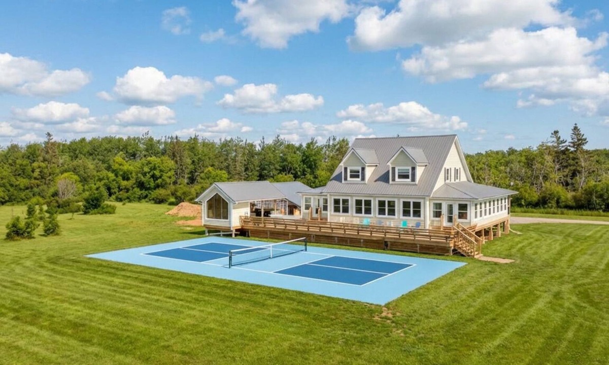 Prince County House | Beachfront, sandbar, 8p sauna, pickleball court, 6BR, outdoor kitchen and more