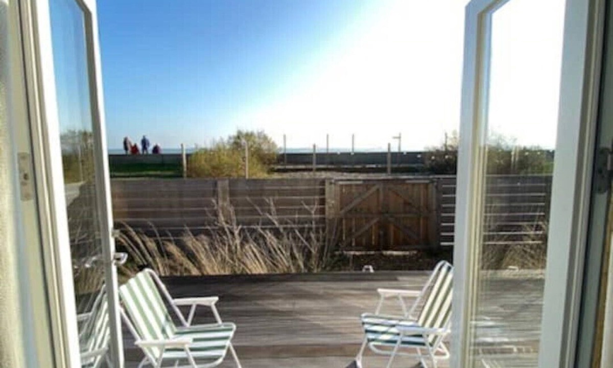 Selsey Apartment | Beachfront Self-contained one Bedroom Annex