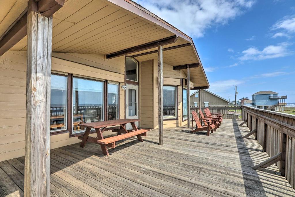 Galveston House | Beachfront Serenity in Galveston! Group-Ready Home