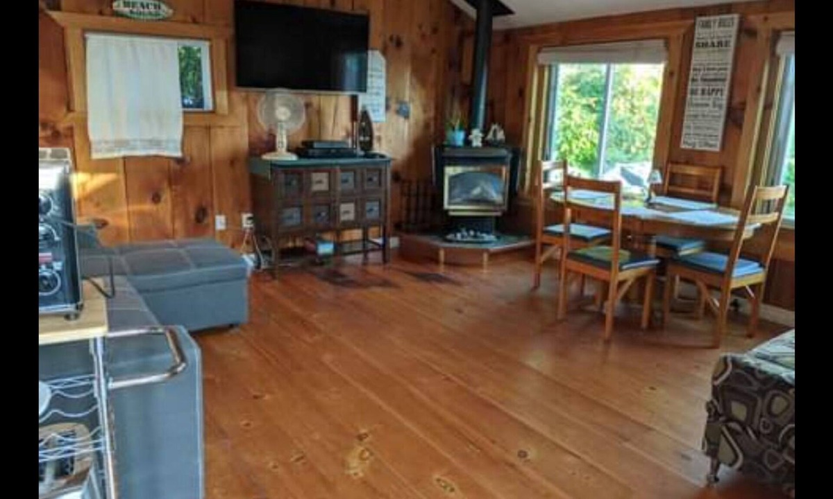 Central Elgin Cottage | Beachfront Spectacular Property Directly on a Private Beach in Port Stanley