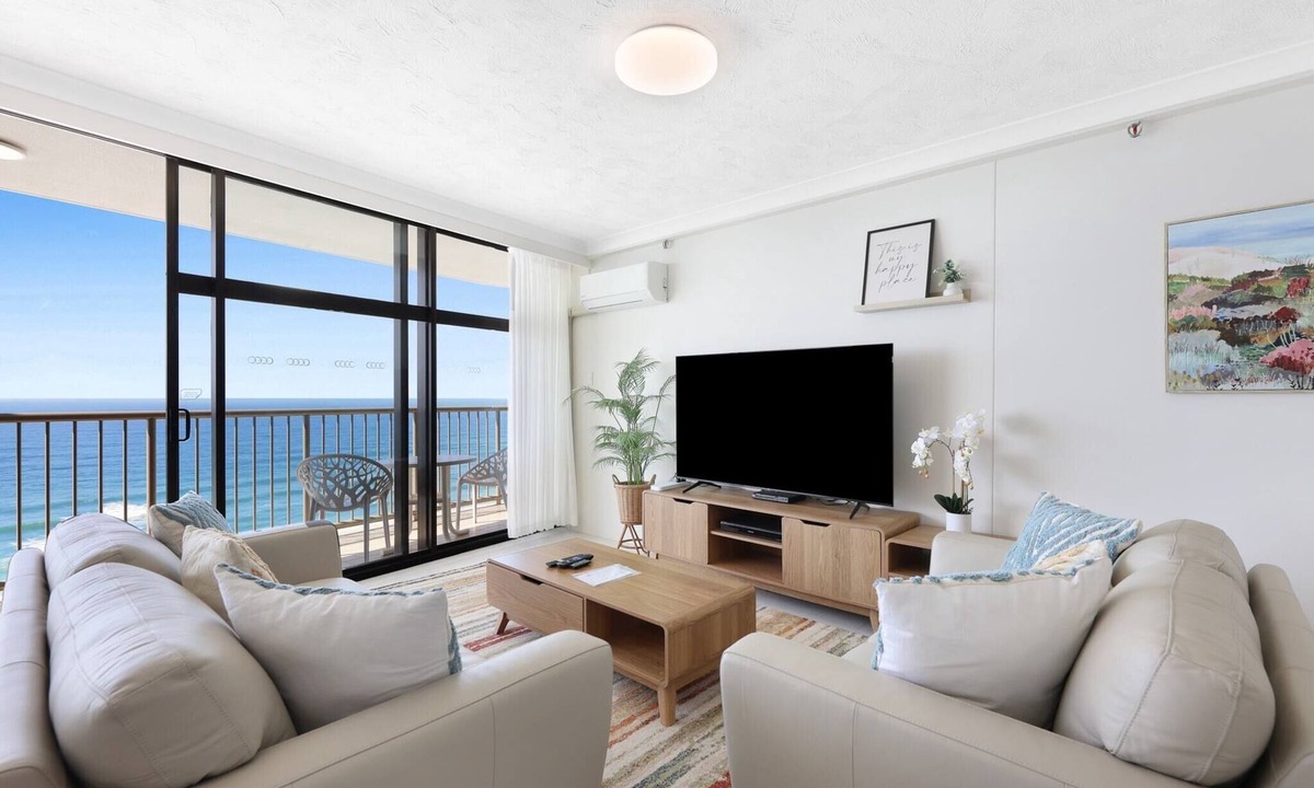 Surfers Paradise Apartment | Beachfront Stylish Apartment with Ocean Views