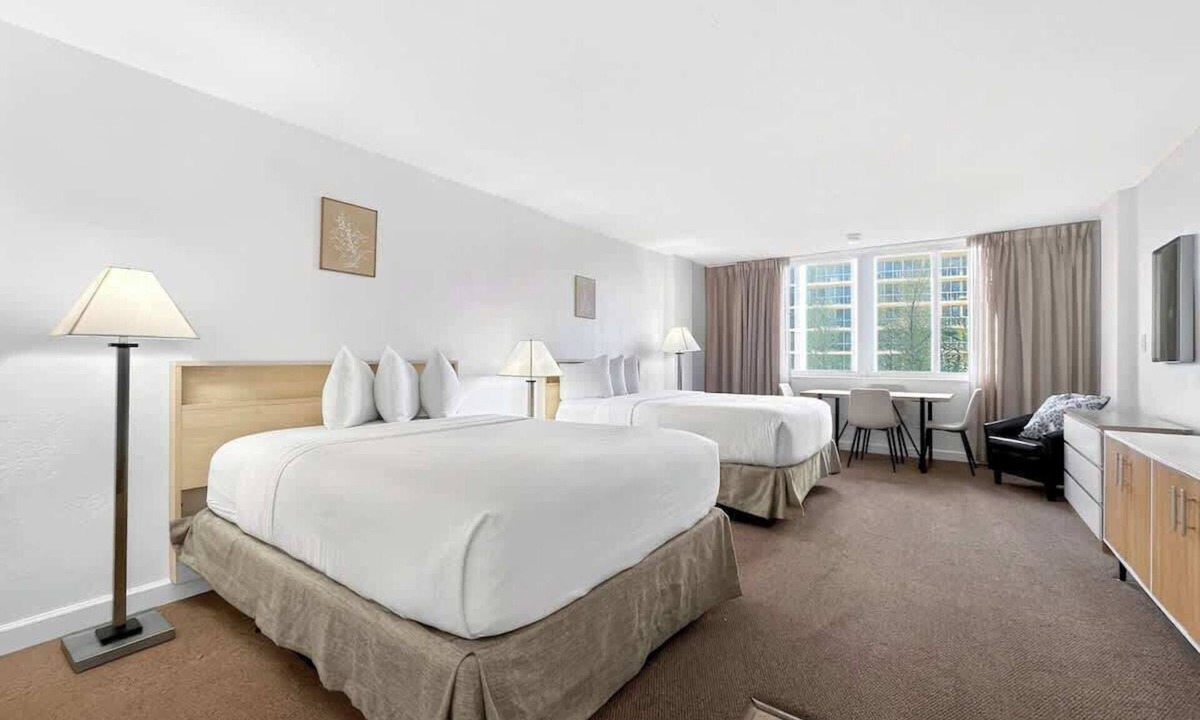 Sunny Isles Beach Apartment | Beachfront Studio w/Pool & Gym | Sunny Isles
