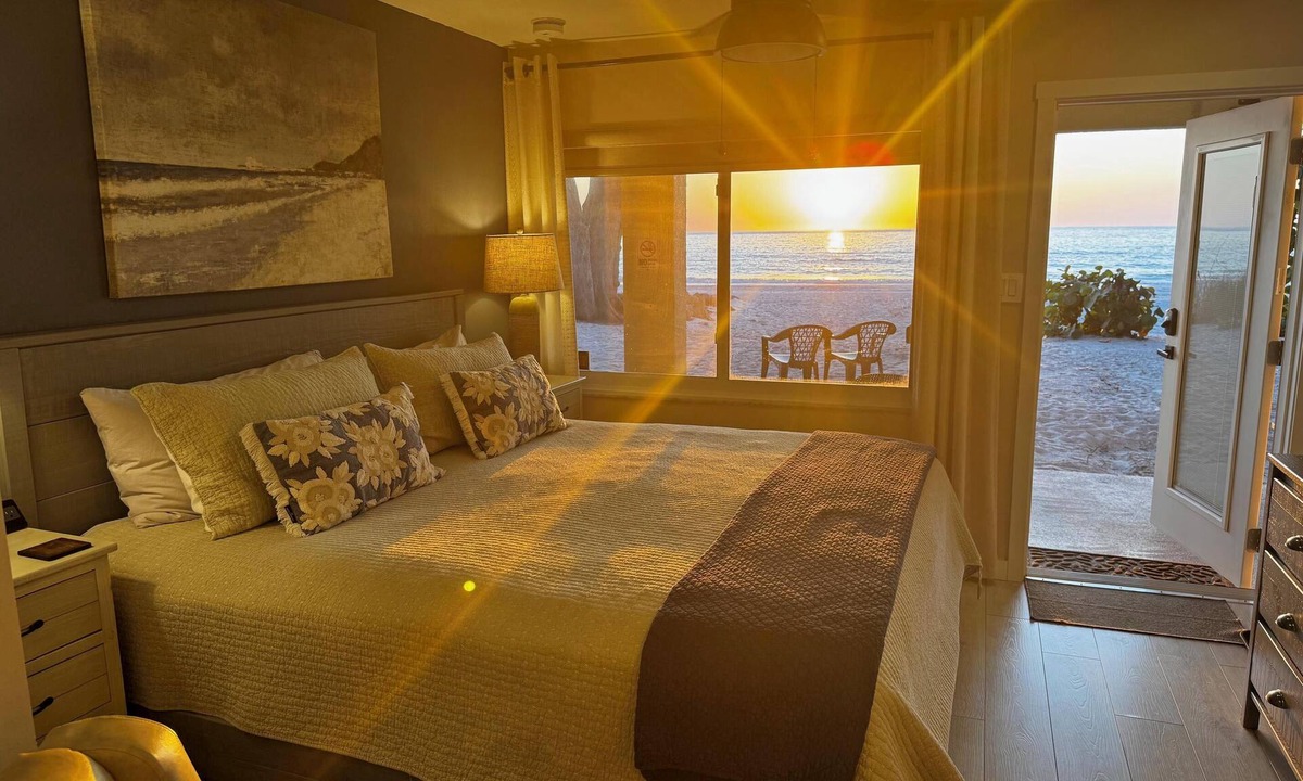 Bradenton Beach Condo | Beachfront Studio on the sand - New Remode,l Free Parking I