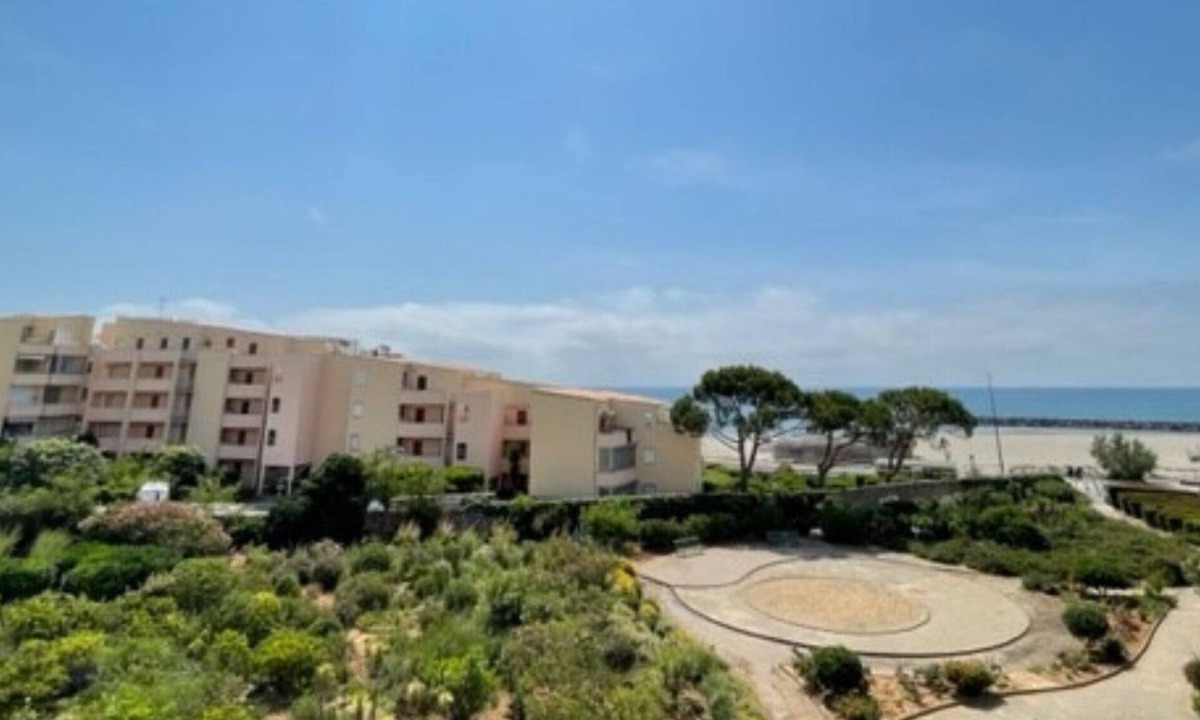 Sete Apartment | Beachfront studio cabin with air conditioning and private parking in Sète