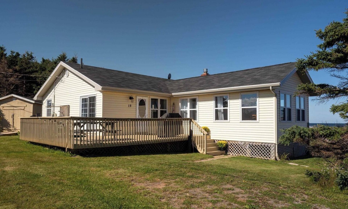 Savage Harbour Ski Chalet | Beachfront Sunrise Cottage - A haven of peace by the sea with breathtaking views